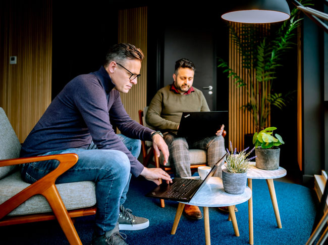 Online Marketing Strategie Overleg Marketeers overleggen bij een bureau over online marketing strategie