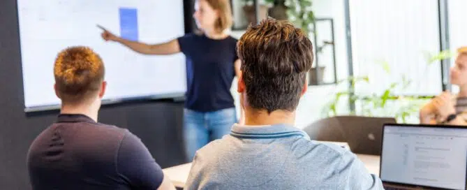 HubSpot dashboard met analytische grafieken voor online marketinginzichten.