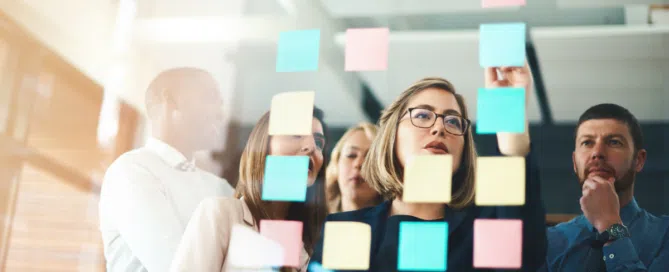 Professionele marketingafdeling die online marketingstrategieën ontwikkelt op kantoor.